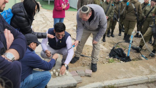 इजरायलमा नेपाली मूलका बैंकरले हमासको आक्रमणमा परी मारिएका  नेपाली विद्यार्थीहरूको सम्झनामा बाले मैनबत्ती