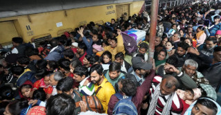 नयाँ दिल्ली रेलवे स्टेसनमा भागदौड हुँदा १८ जनाको मृत्यु