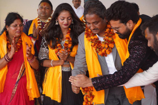 नेपाल आइपुगे महाकुम्भकी ‘भाइरल गर्ल’,  हेर्न हजारौं ओइरिए