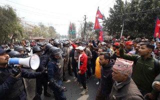 त्रिभुवन अन्तर्राष्ट्रिय विमानस्थल गेटमा राजावादीहरुको प्रदर्शन, ५ लाख मान्छे उतार्ने ज्ञानेन्द्र शाहीको दावी