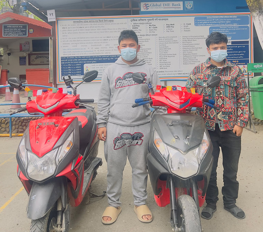 स्कुटर चोरेको आरोपमा २ जना पक्राउ