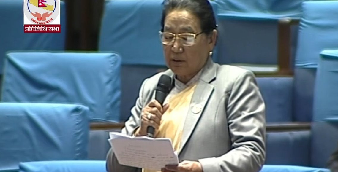 संसद्‌मा कुर्सी भाँचिँदा लडिन् सांसद