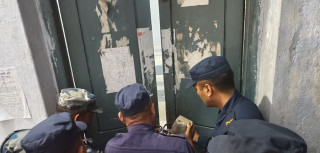 आदर्श बहुमुखी क्याम्पसमा शेखर कोइराला समूहले लगाएको ताला