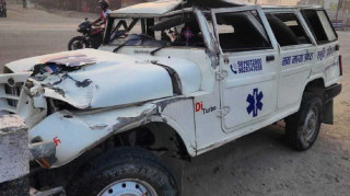 बिरामीलाई अस्पताल पुर्‍याएर फर्किएको एम्बुलेन्स दुर्घटना, चालककाे मृत्यु