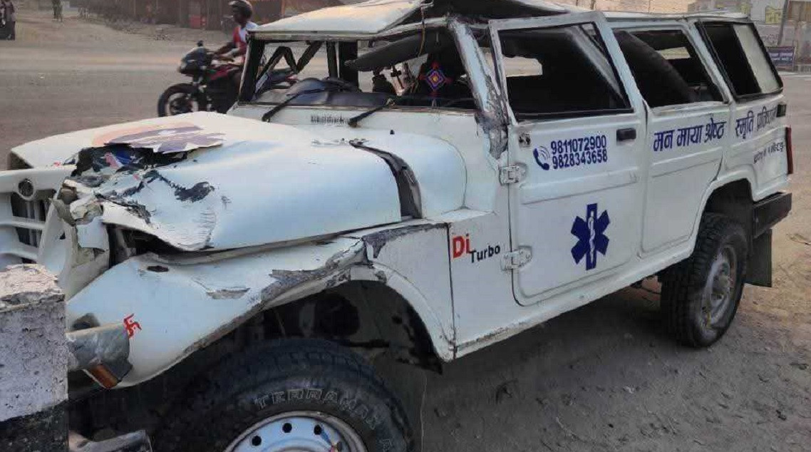 बिरामीलाई अस्पताल पुर्‍याएर फर्किएको एम्बुलेन्स दुर्घटना, चालककाे मृत्यु