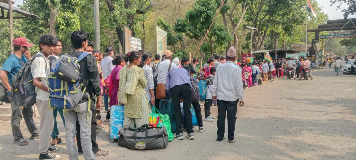 भारतबाट फर्कँदै गरेका नेपालीहरूसँग भारतीय सुरक्षाकर्मीद्वारा पैसा असुली,  आफ्नो देश फर्किनै कठिन