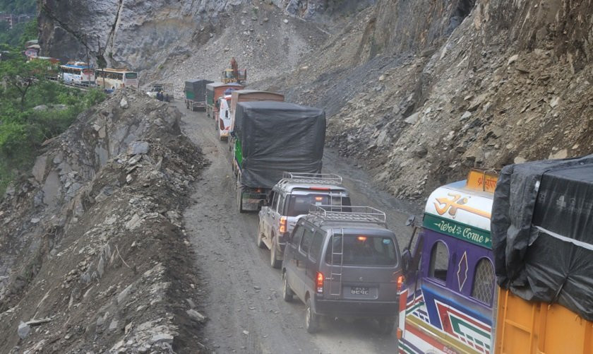 मुग्लिन–नारायणगढ सडक एकतर्फी खुल्यो, ढुंगा झर्ने क्रम जारी