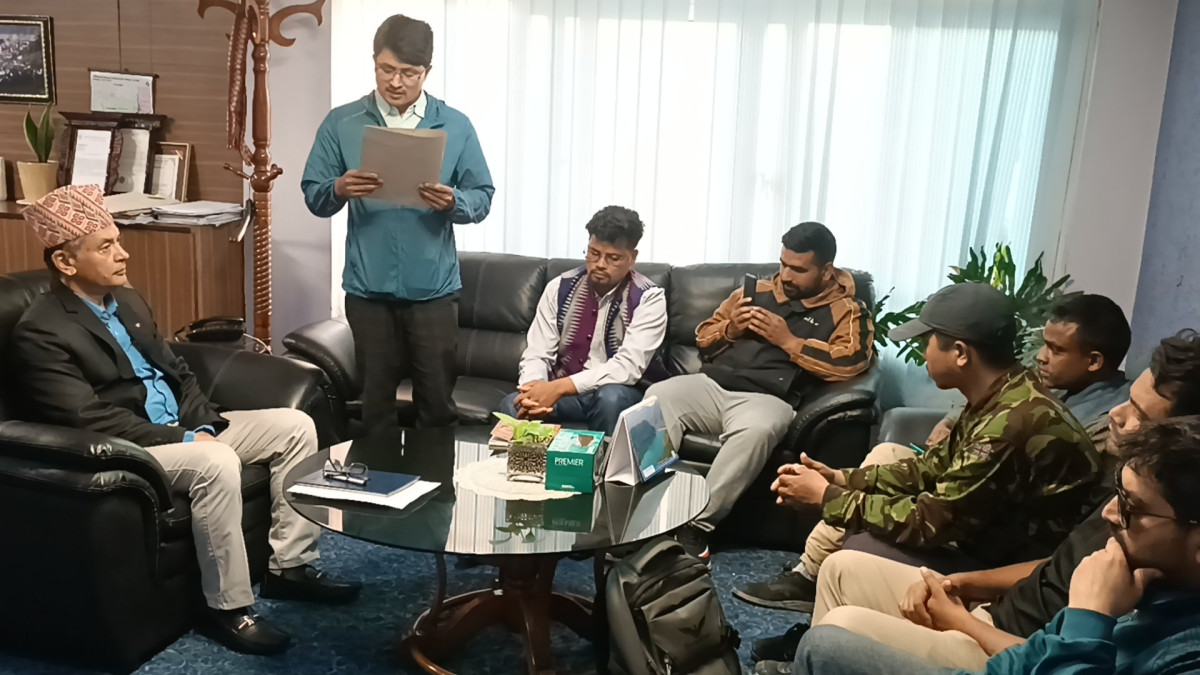 लोडसेडिङ बन्द गर्न माग गर्दै हितेन्द्रलाई नौ बुँदे ज्ञापनपत्र