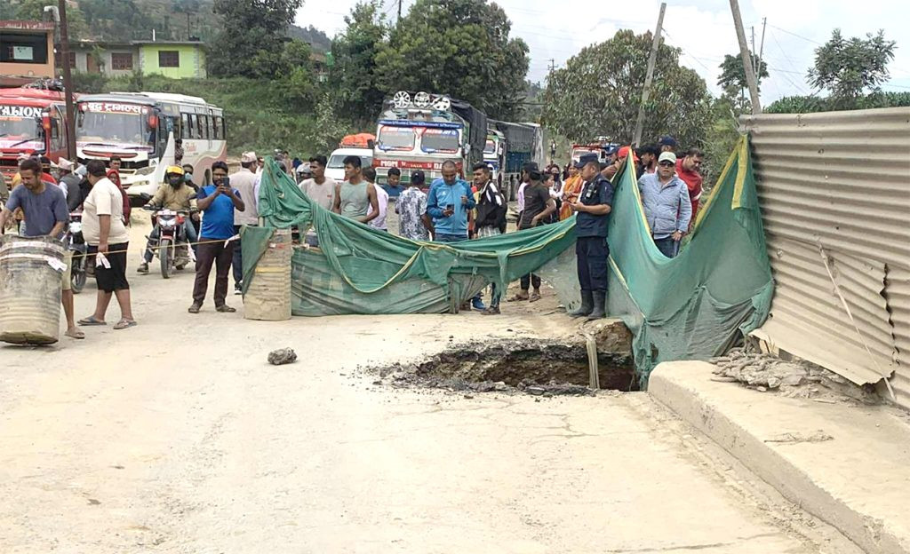 धादिङको थाक्रेमा पुलमा भ्वाङ परेपछि पृथ्वी राजमार्ग बन्द