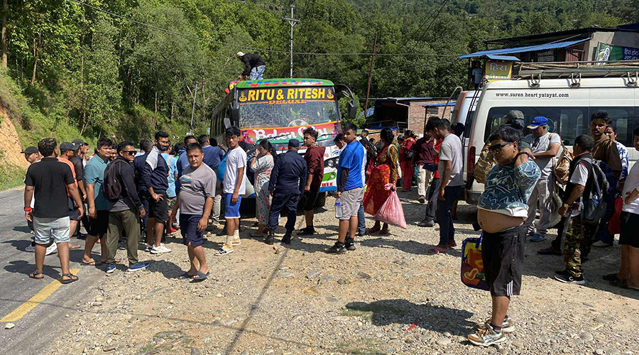 गोरखामा बन्दको अवज्ञा गरेको भन्दै यात्रुबहाक बस तोडफोड
