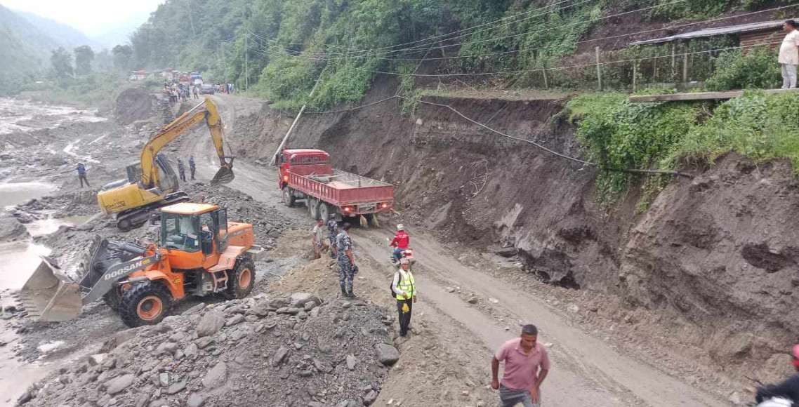 अवरुद्ध कोसी राजमार्ग १२ घण्टापछि एकतर्फी खुल्यो