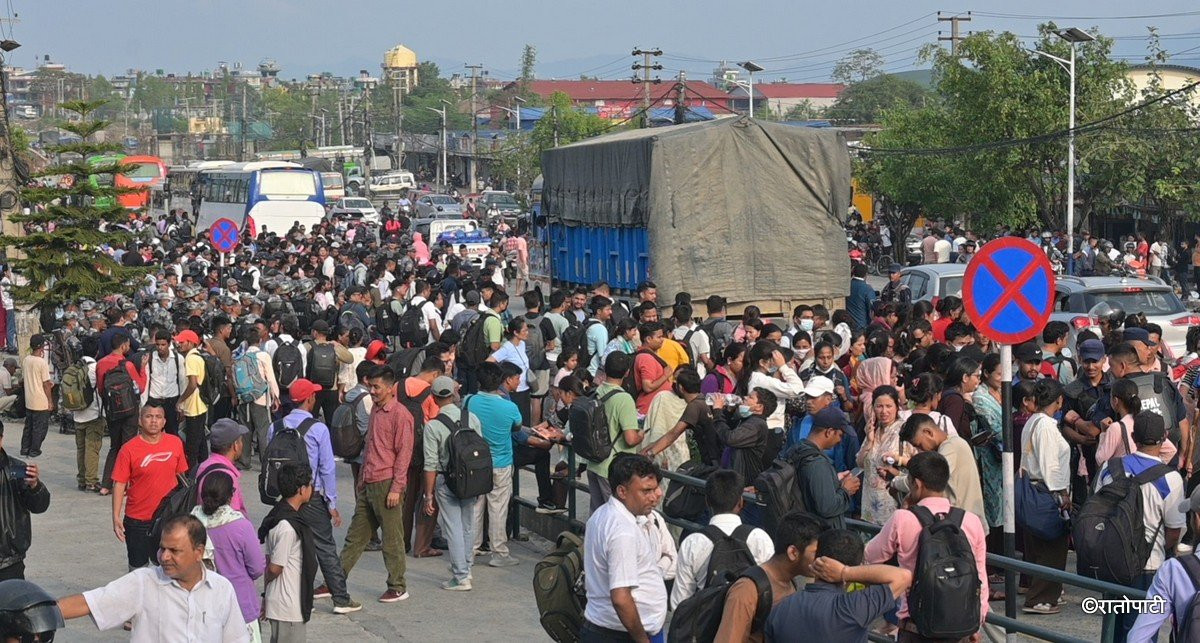 यातायात बन्दको कारण यात्रु अलपत्र,  शनिबार शिक्षक सेवा आयोगको परीक्षार्थीलाई स्कर्टिङ गरेर पठाइयो