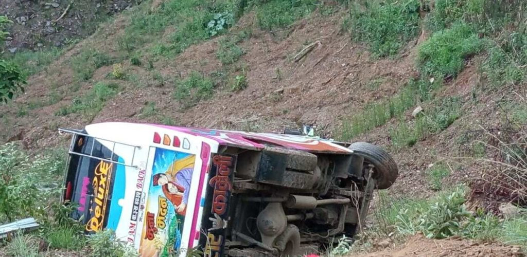 काभ्रेमा बस दुर्घटना हुँदा कृष्णकुमारीको मृत्यु, बुहारी र नातिनी घाइते