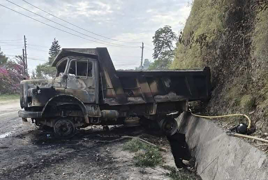 काभ्रेमा बालुवा बोकेको टिपरमा आगलागी