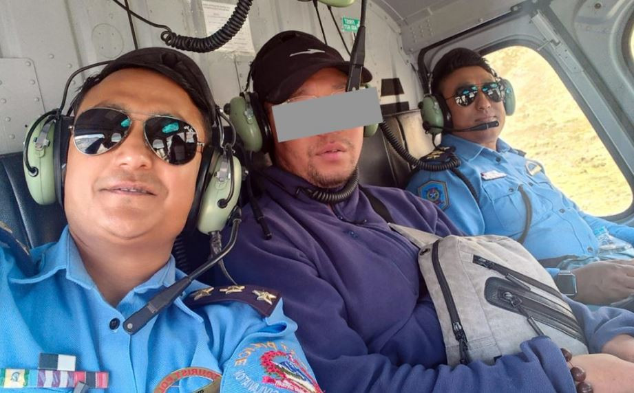 आत्महत्या गर्छु भन्दै सोलुको गोक्यो ताल पुगेका  एक चिनियाँ पर्यटकको हेलिकप्टरबाट उद्दार