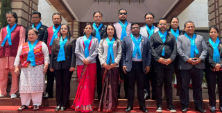 निलो रिबन भिरेरै सदन पुगे रास्वपाका सांसदहरू