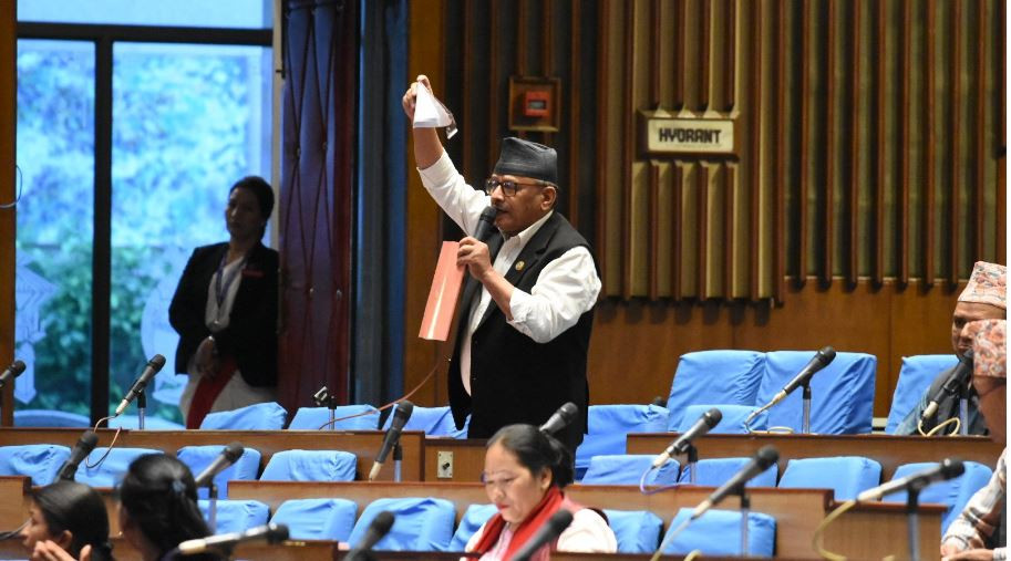 सांसद थापाले संसद बैठकमै च्याते बजेट पुस्तिका