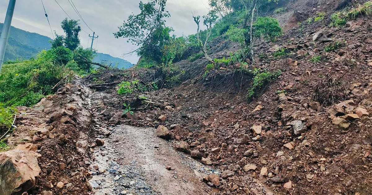 पहिरोले मध्यपहाडी लोकमार्ग अवरुद्ध, तत्काल हटाउन नसकिने