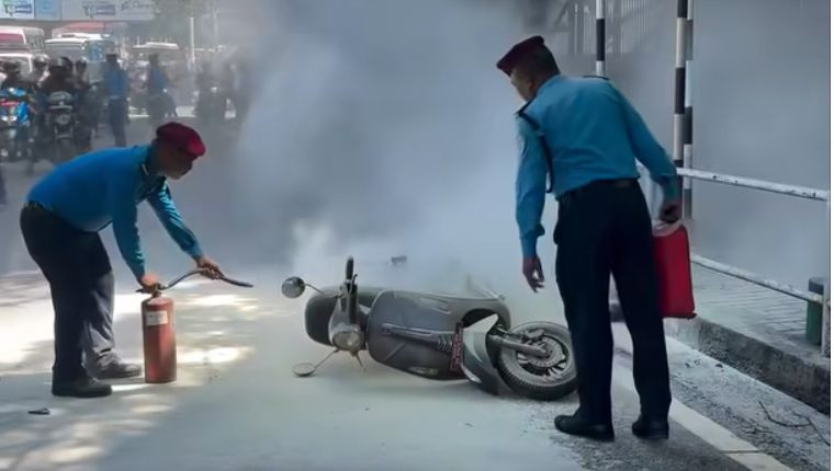 गुडिरहेको इलेक्ट्रिक स्कुटरमा आगलागी