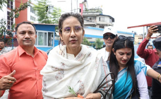 रविको न्यायको लागि हस्ताक्षर गर्न वनस्थली पुगिन् मनिषा कोइराला