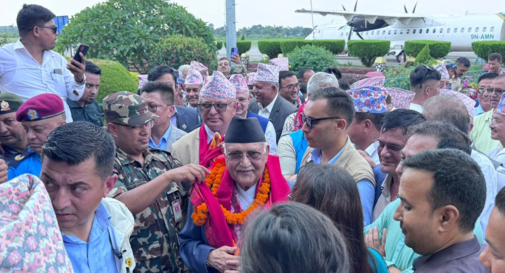 प्रधानमन्त्री ओली लालपुर्जा बाँड्न पुगे गृहजिल्ला झापा
