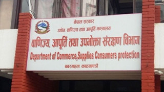 एमआरपी नराखी सामान बिक्री गर्दै आएका दुई फर्म कारबाहीमा