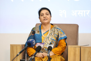 प्रदर्शनकारीले पूर्वराष्ट्रपति भण्डारीको घर जलाए
