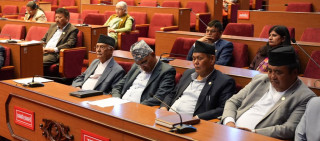 राष्ट्रियसभा बैठकमा प्रधानमन्त्रीसँगै बसेका मन्त्रीहरू नै निदाएपछि...