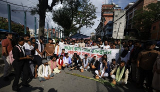 खडेरीको बेला मधेसमा सरकारले ठोस कदम नचालेको भन्दै माइतीघरमा  विरोध प्रदर्शन