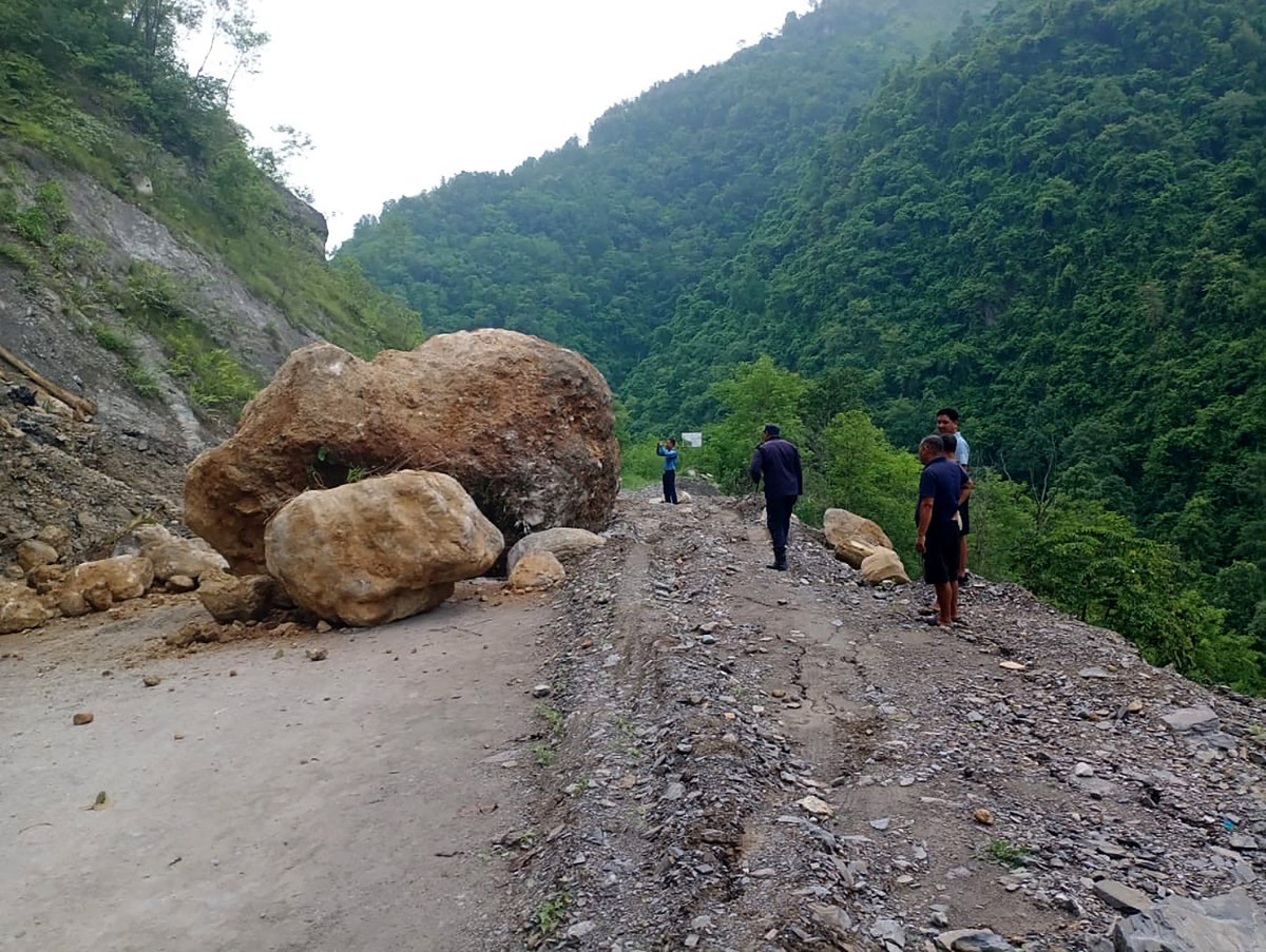 बाढीपहिरोका कारण गुल्मीका तीनवटा मुख्य सडकहरू अवरुद्ध
