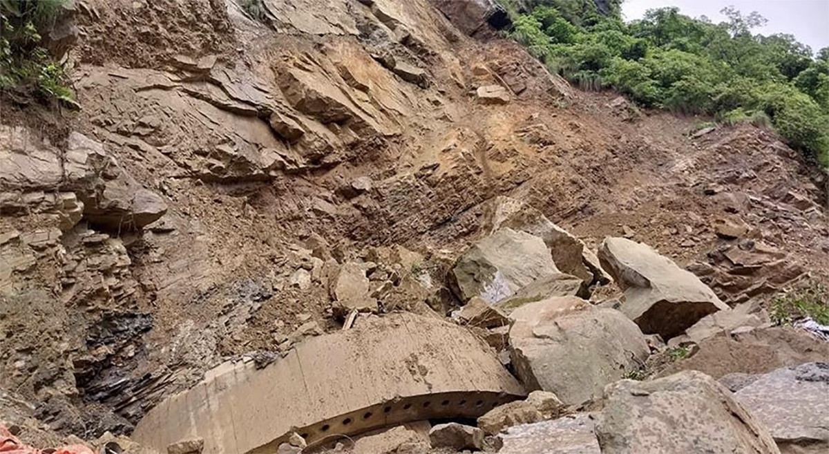 सिद्धबाबानजिकै ठूलो पहिरो, सवारीसाधन रोकियो