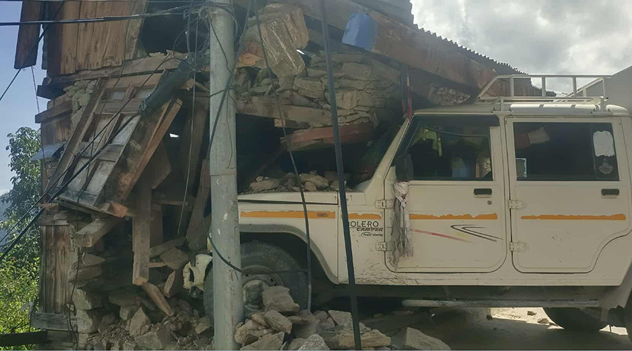 हुम्लामा ब्रेक फेल भएर  घरमा पस्यो जिप, चालक घाइते