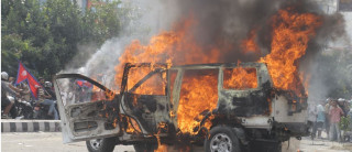 प्रहरीको दमनपछि प्रदर्शनकारीले जलाए गाडी