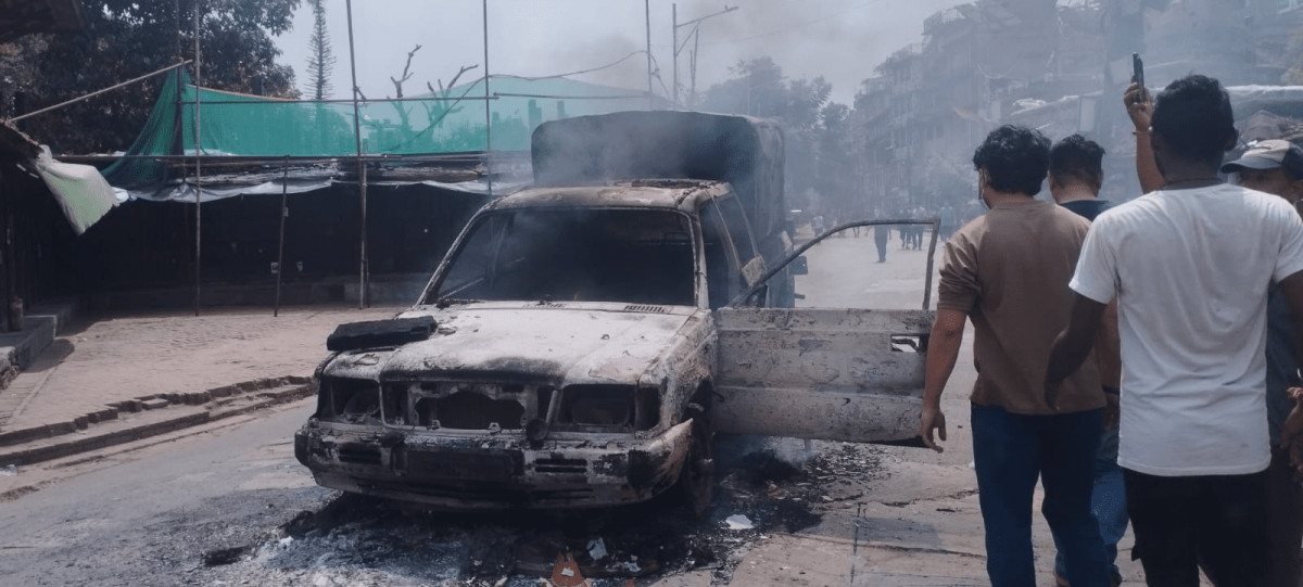 ललितपुरको मंगलबजारमा आन्दोलनकारीले जलाए प्रहरीको भ्यान