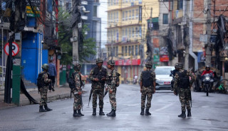 माइतीघर क्षेत्रमा सेनाको कडा सुरक्षा जाँच (तस्बिरसहित)