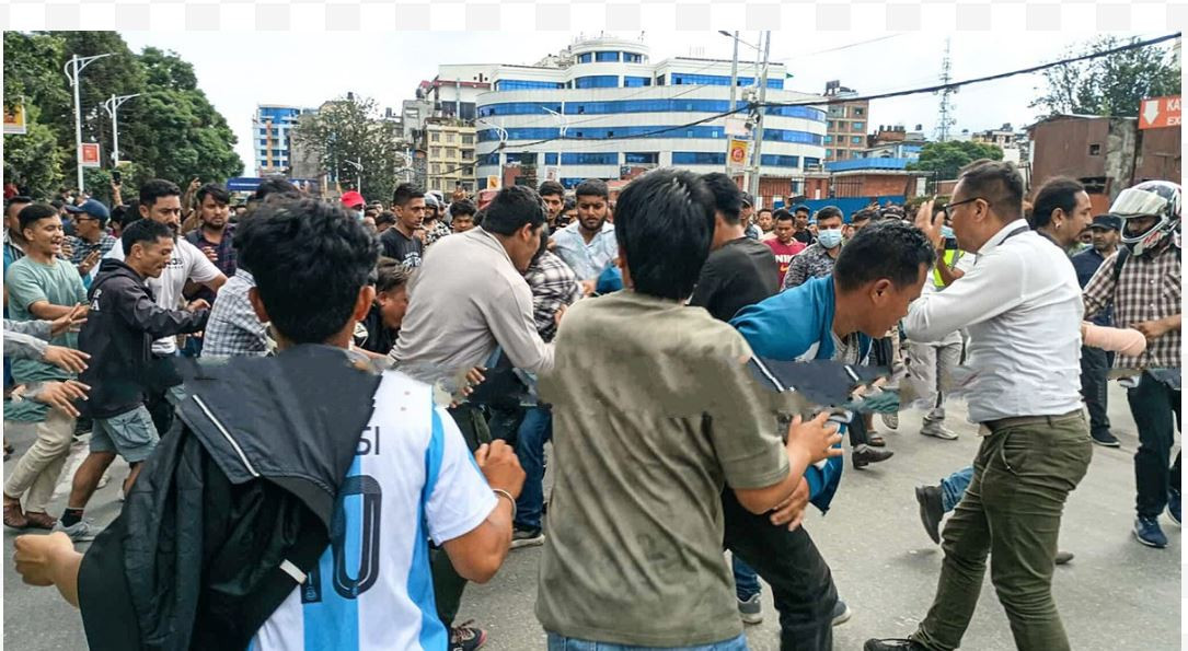 आर्मी हेडक्वार्टर अगाडि भेला भएका आन्दोलनकारीबीच नै कुटाकुट