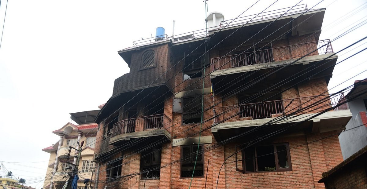 आगलागीबाट पूर्वप्रधानमन्त्री खनालको घर पूर्ण रूपमा ध्वस्त (तस्बिरहरू)