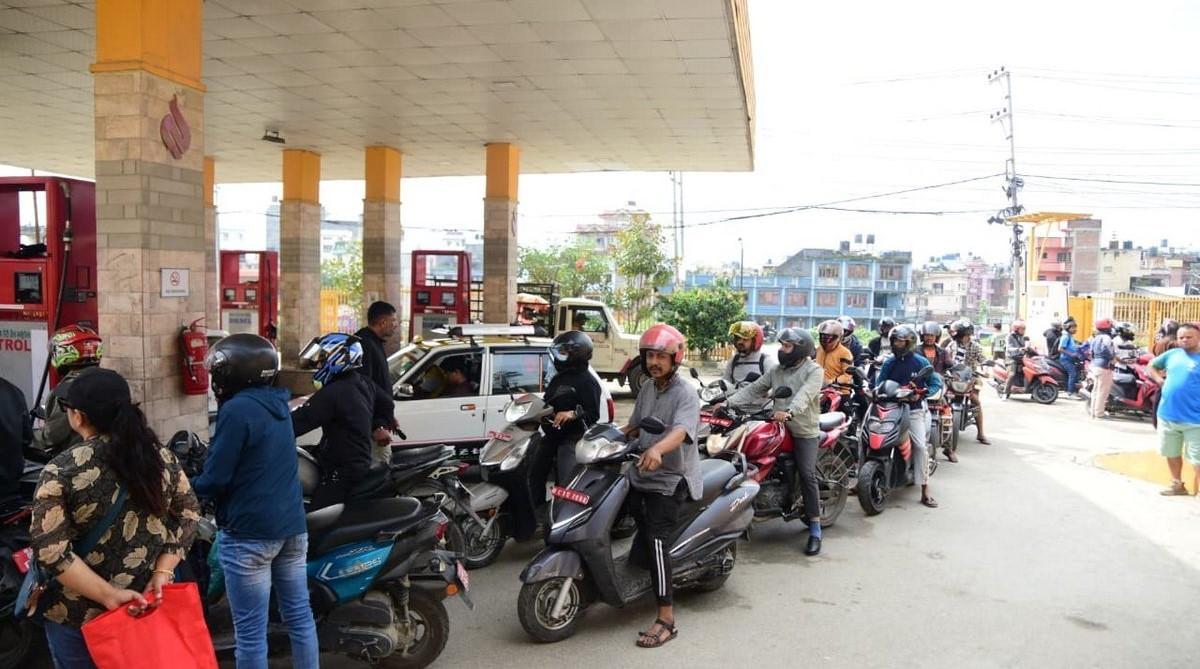 कर्फ्यु खुल्दा पेट्रोल पम्पमा बढ्यो सर्वसाधारणको भिड, तस्बिरहरू