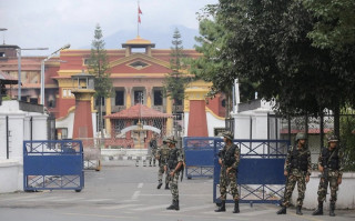 संसद् विघटनमा अड्कियो गाँठो, शीतल निवासबाट बाहिरिए सेनापति, छलफलमै राष्ट्रपति