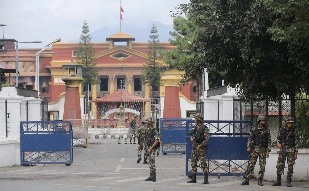 संसद् विघटनमा अड्कियो गाँठो, शीतल निवासबाट बाहिरिए सेनापति, छलफलमै राष्ट्रपति