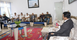 गभर्नर पौडेलले गरे बैंकर र व्यवसायीसँग छलफल, क्षतिबारे सोधपुछ