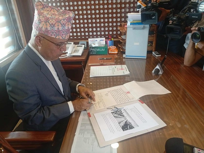 अर्थमन्त्री खनालले गरे पदभार ग्रहण