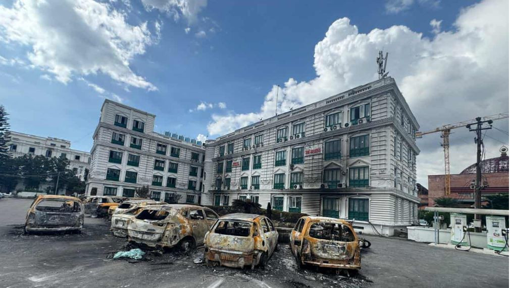 सिंहदरबार र आसपासका सरकारी निकायमा कति सवारी साधन जले ? (सूचीसहित)