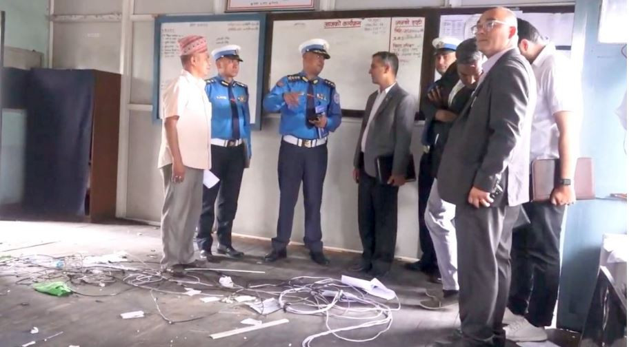 उच्च मनोबलका साथ काममा खटिन ट्राफिक प्रहरीलाई गृहमन्त्रीको आग्रह