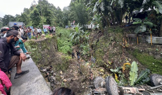 सेना चढेको जिप दुर्घटना, १५ जना घाइते