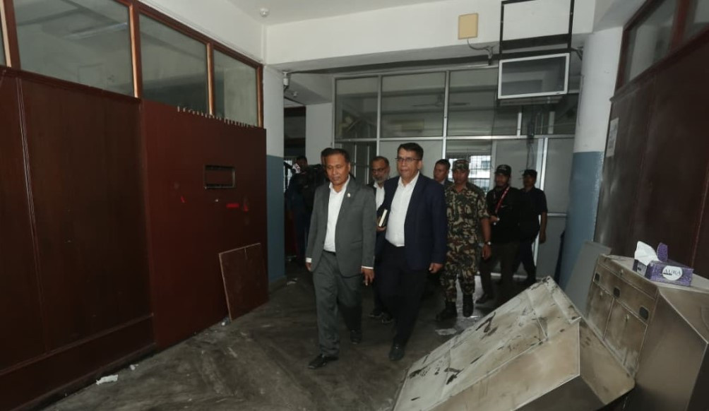 आगजनीले खण्डहर प्रधानमन्त्री कार्यालय र गृह मन्त्रालयको फोहोर तत्काल हटाउन ऊर्जामन्त्रीको निर्देशन