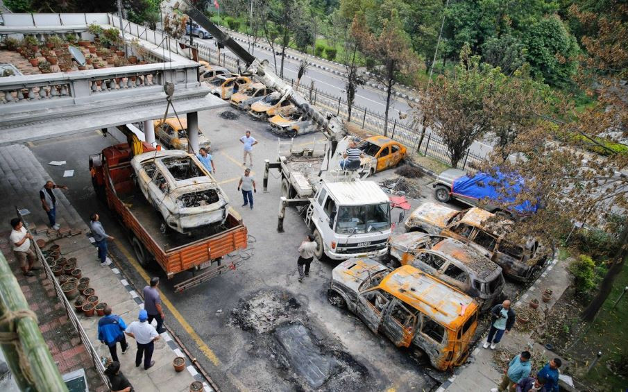 आगजनी गरिएका सवारी साधनहरू सिंहदरबारबाट हटाउन थालियो