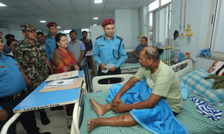 पूर्वराष्ट्रपति विद्यादेवी भण्डारी जेन–जी आन्दोलनका घाइतेहरू भेट्न प्रहरी अस्पतालमा (तस्बिरहरु)