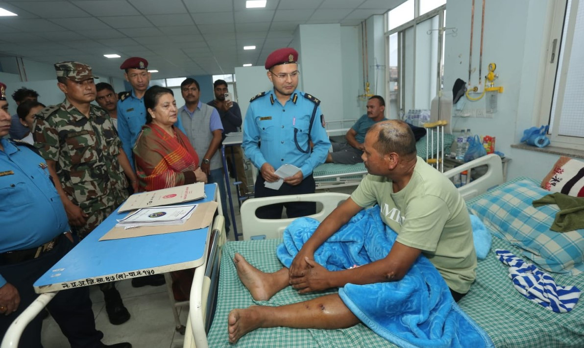 पूर्वराष्ट्रपति विद्यादेवी भण्डारी जेन–जी आन्दोलनका घाइतेहरू भेट्न प्रहरी अस्पतालमा (तस्बिरहरु)