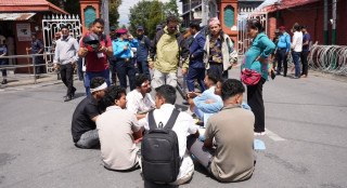 सिंहदरबार गेटमा जेनजी आन्दोलनका घाइतेहरूको धर्ना (तस्बिरसहित)